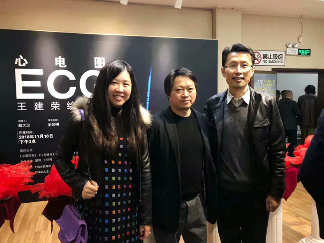 中国风凰集团董事长陈卫宏先生、邹芳总经理与画家王建荣在展览现场。